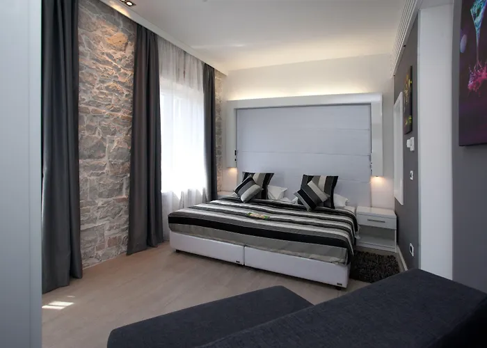 オーセンティック ラグジュアリー ルームス