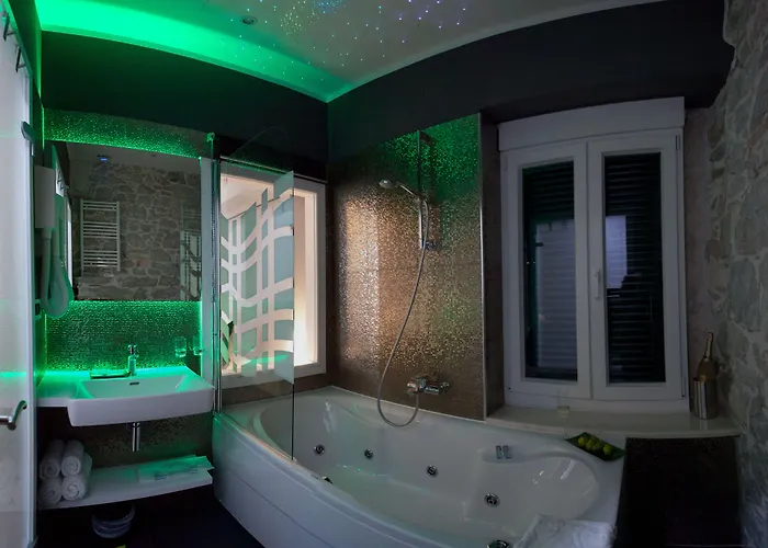 オーセンティック ラグジュアリー ルームス