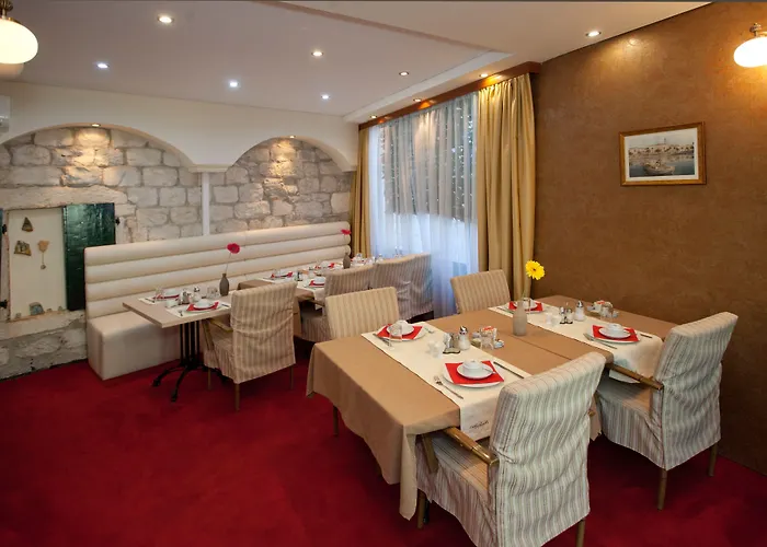 オーセンティック ラグジュアリー ルームス 4* スプリト